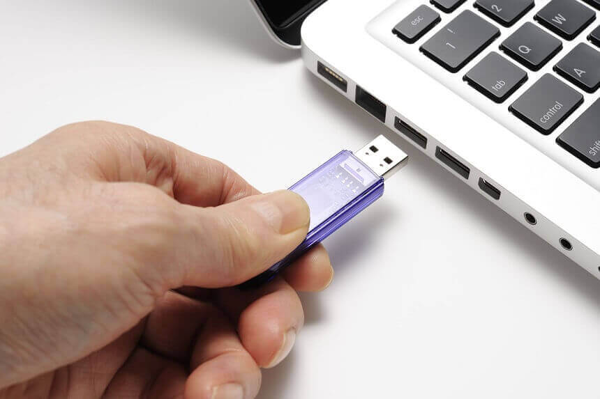 Universal Serial Bus (USB) flash drive